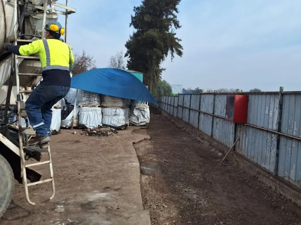 constructoradacyjf-proyecto-pavimentacion-con-hormigon-G-30-en-fabrica-irrited-colina-21