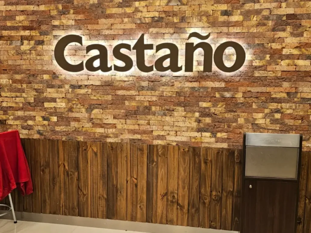 Fachada local panadería Castaño Presidente Riesco con revestimiento de madera y ladrillo