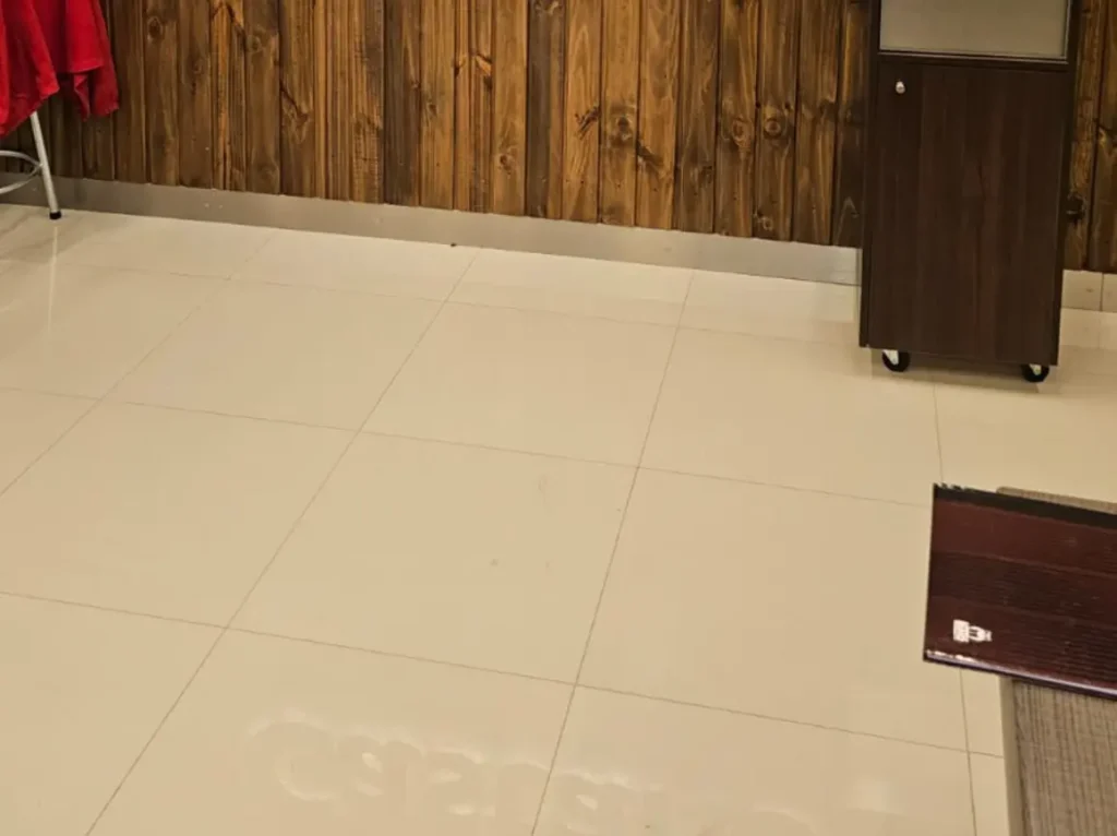 Mesón de atención y pisos instalados local Castaño Presidente Riesco Las Condes