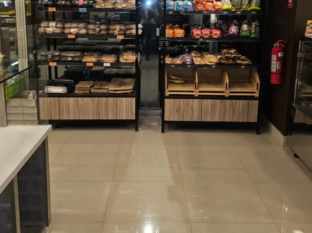 Área de exhibición de productos panadería Castaño Presidente Riesco terminada