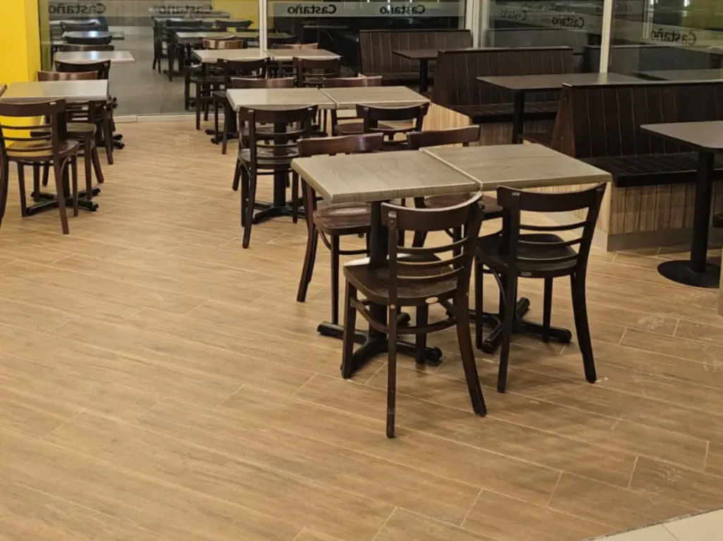 Zona de mesas y sillas local panadería Castaño Presidente Riesco Las Condes