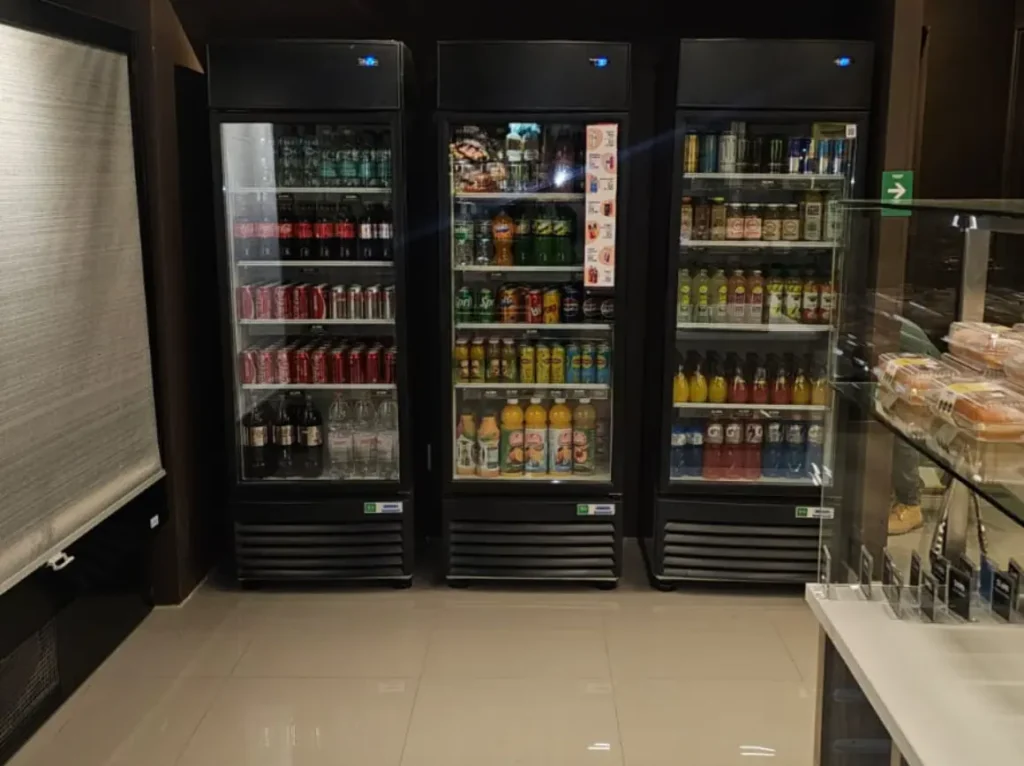 Instalación de vitrinas refrigeradas local franquicia Castaño Presidente Riesco