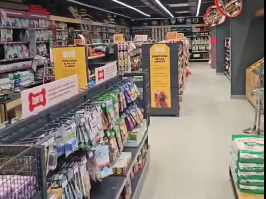 Habilitación tienda SuperZoo Colón más de 300m2, interior con estanterías terminado
