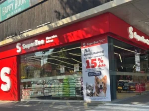Fachada tienda SuperZoo Colón terminada con letrero luminoso y gráficas