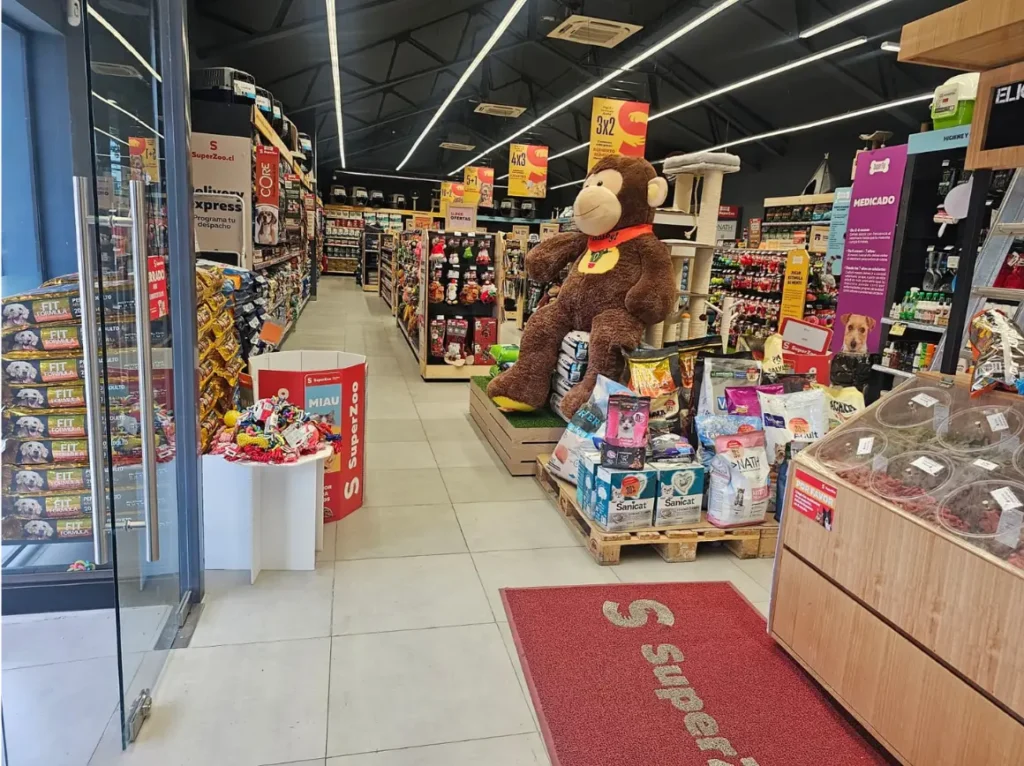 Salón principal tienda SuperZoo Maipú Pajaritos con mobiliario y productos