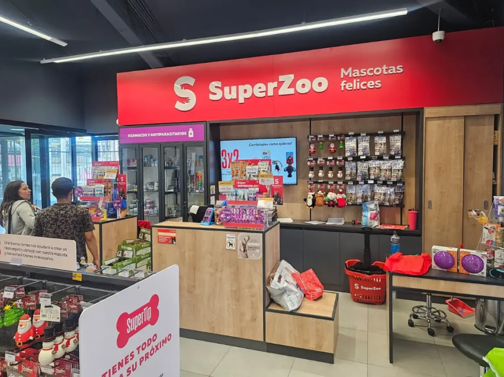 Fachada tienda franquicia SuperZoo Maipú Pajaritos terminada constructora DAC & JF