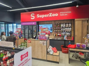 Fachada tienda franquicia SuperZoo Maipú Pajaritos terminada constructora DAC & JF