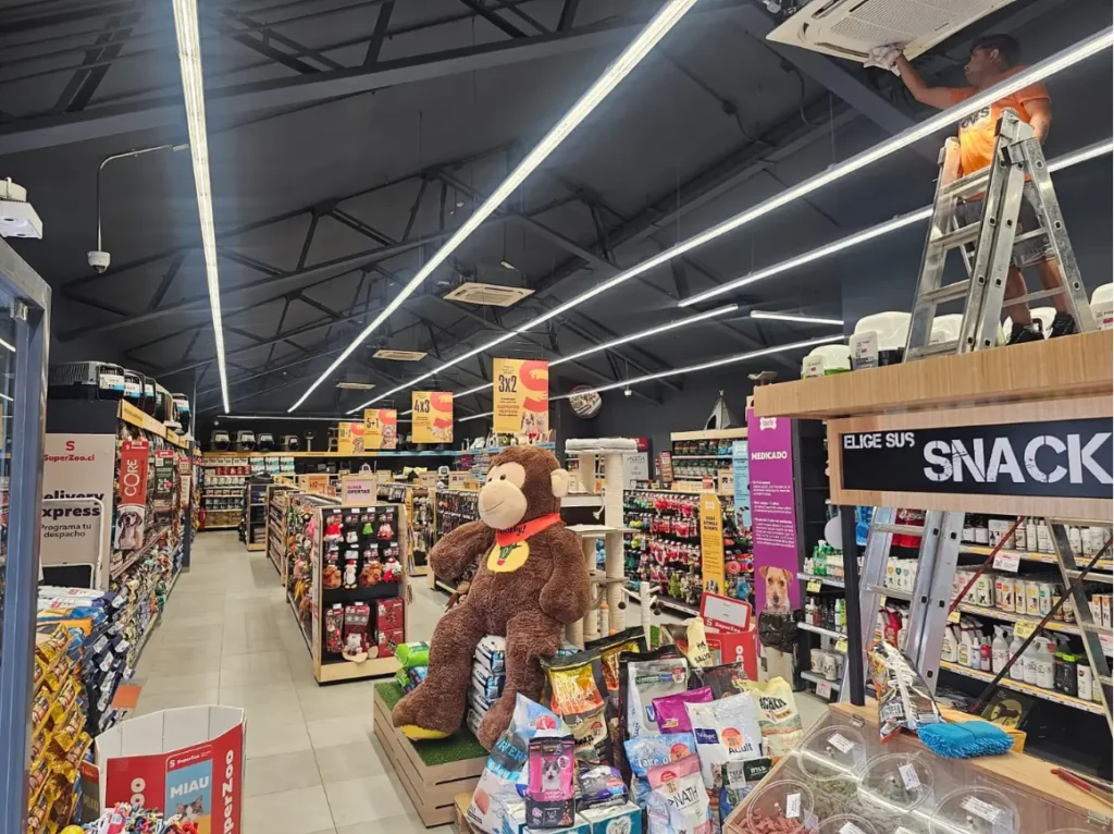 Sección snack tienda SuperZoo Maipú Pajaritos con iluminación y estanterías