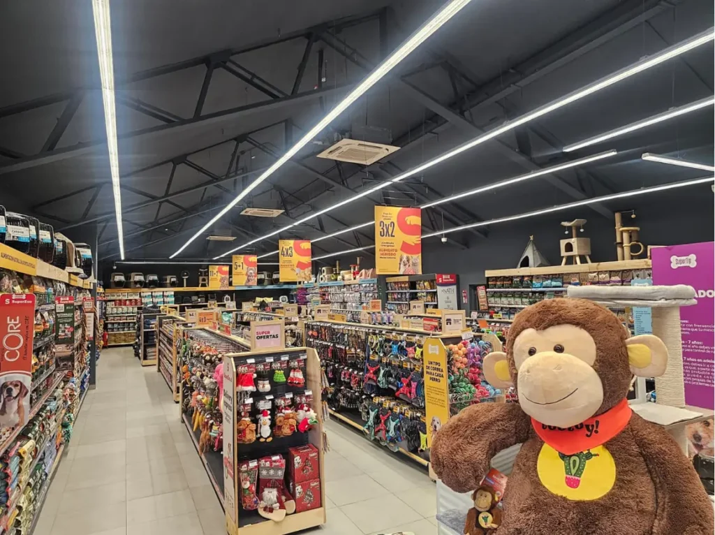 Vista general interior habilitación SuperZoo Maipú Pajaritos 400m2 terminado