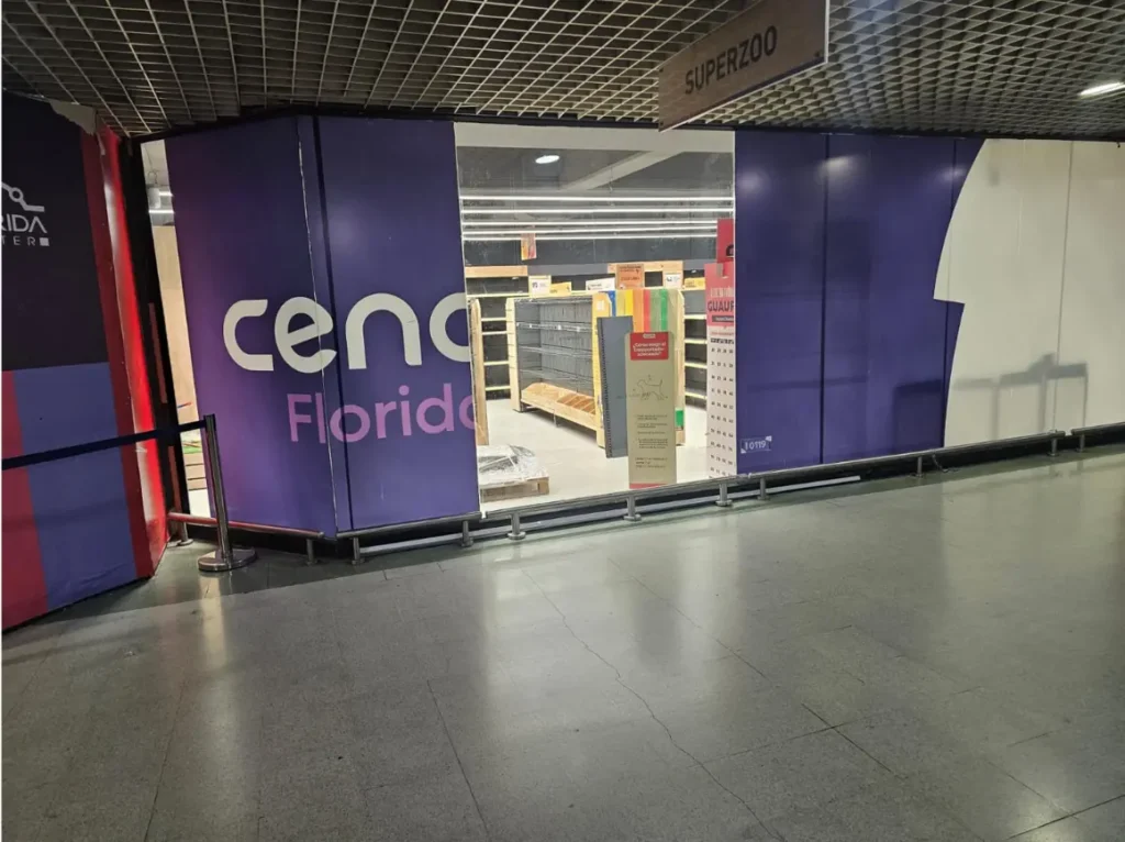 Habilitación tienda SuperZoo Mall Florida Center, fachada con gráficas terminada