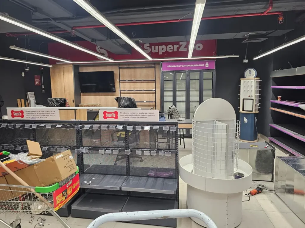 Proceso de habilitación interior tienda SuperZoo Mall Florida Center