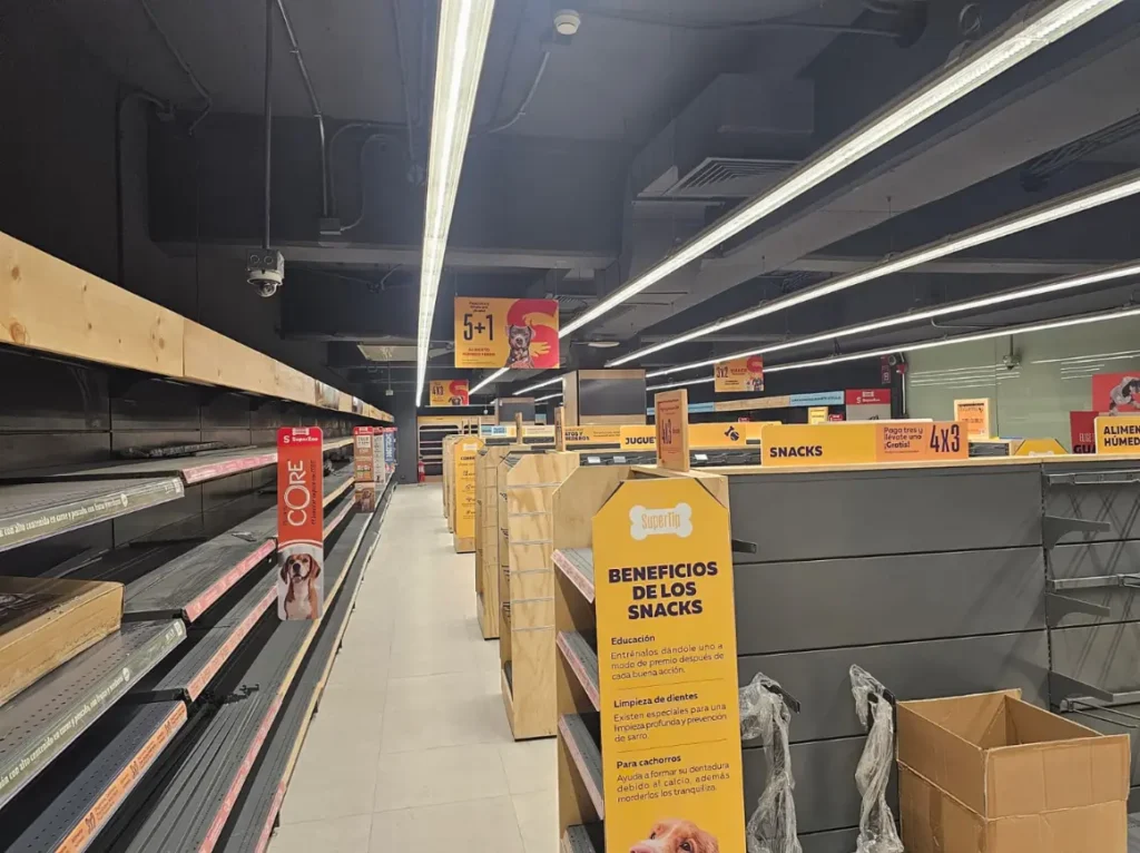 Instalación de mobiliario y estanterías tienda SuperZoo Mall Florida Center