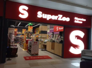 Habilitación tienda SuperZoo Mall Paseo Quilpué, fachada con letrero luminoso terminada