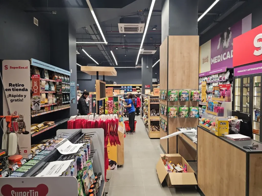 Interior tienda SuperZoo Quilpué con estanterías y productos exhibidos