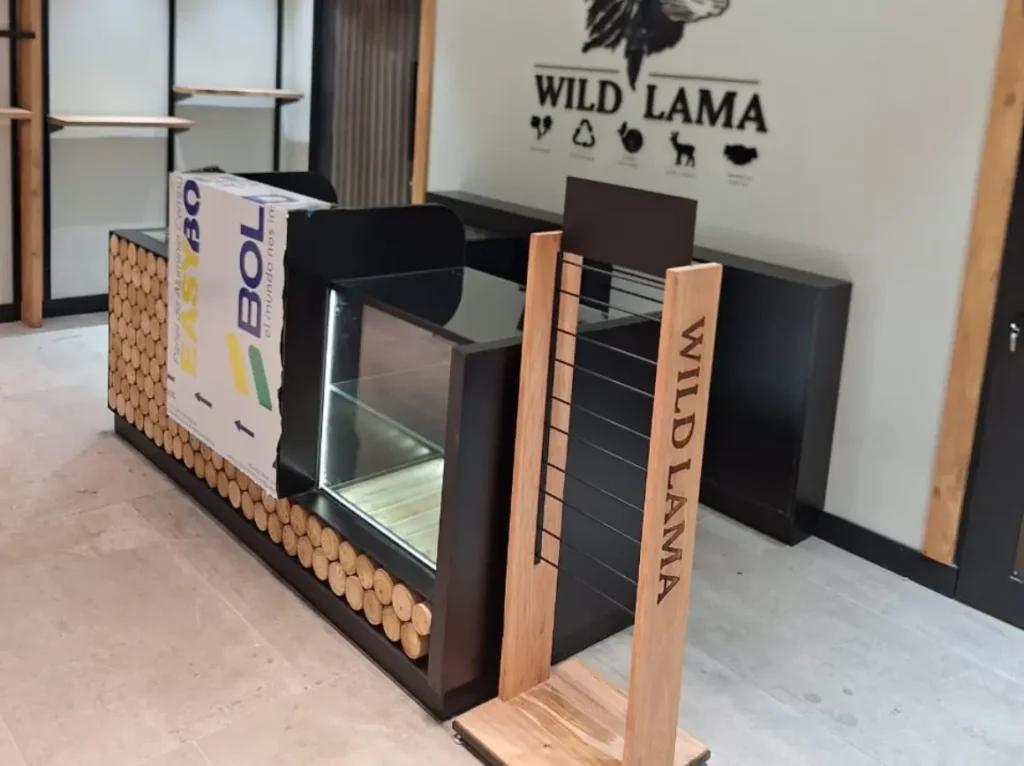 Pisos y cielo terminado habilitación tienda Wild Lama Antofagasta