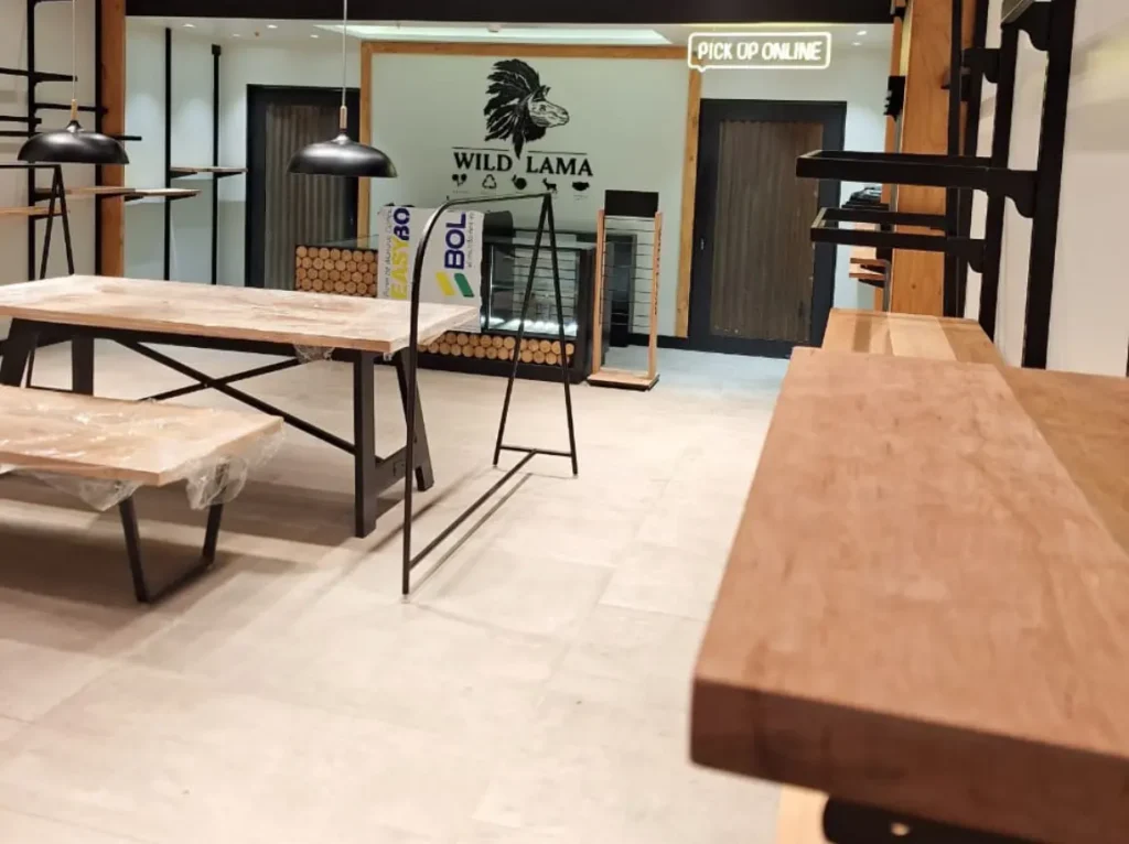 Instalación de letrero y luminaria tienda Wild Lama Antofagasta