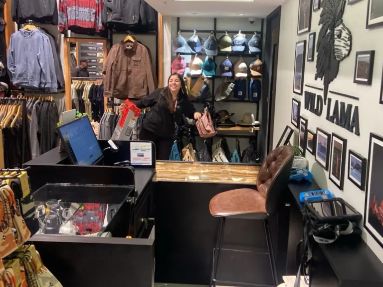 Habilitación tienda Wild Lama Antofagasta, fachada con letrero terminada