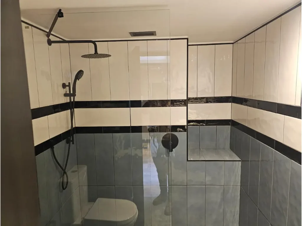 Demolición de baño hotel Director Vitacura antes de remodelación