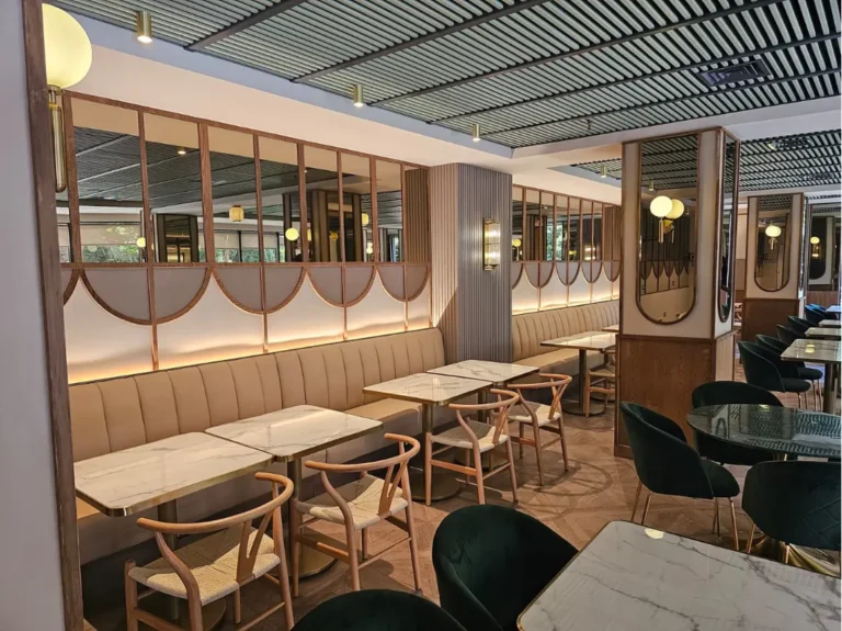 Restaurante hotel Director Vitacura remodelado con área de booth terminada