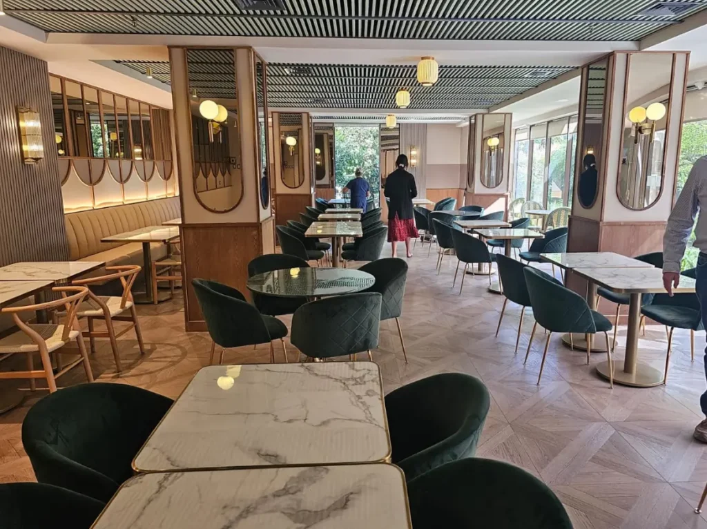Salón restaurante hotel Director Vitacura remodelado por constructora DAC & JF