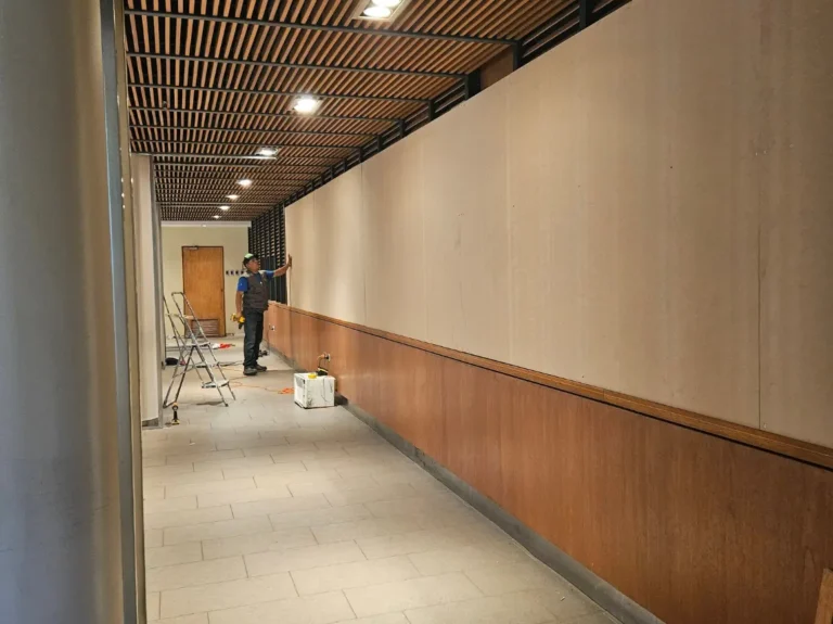 Pasillo remodelado con revestimiento mural hotel Director Vitacura